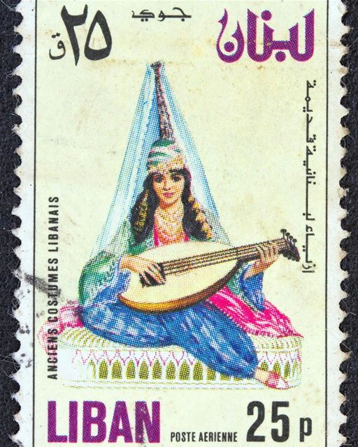 Um selo impresso no Líbano mostra antigo traje típico e folclórico de uma...