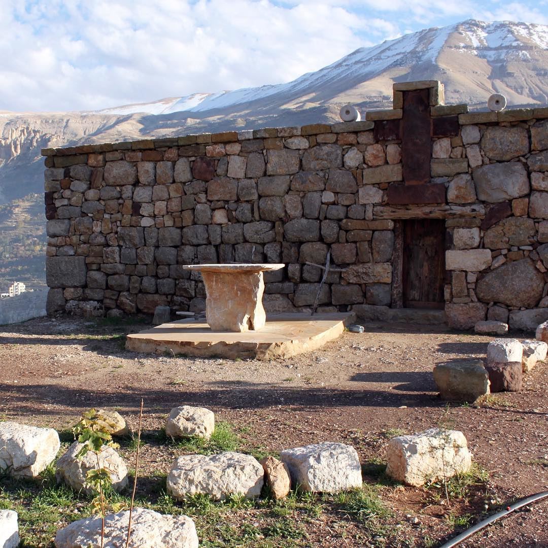 🇱🇧 Uma pequena e antiquíssima igreja de pedra nas montanhas do Vale... (Kadisha Valley)