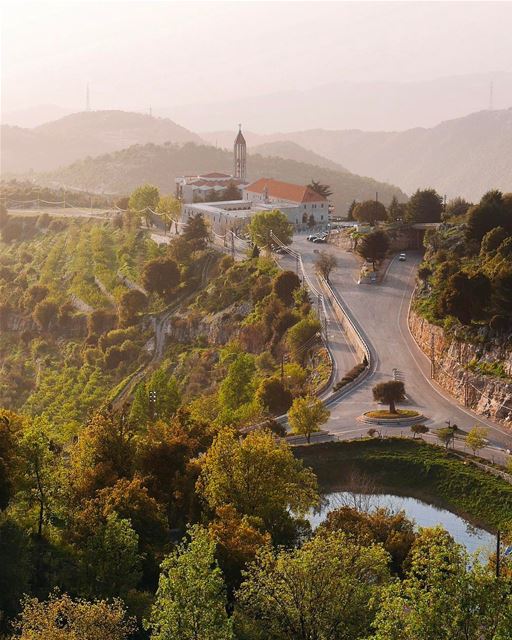 Uma semana abençoada e de paz para todos os seguidores com esta foto do... (Saint Charbel)