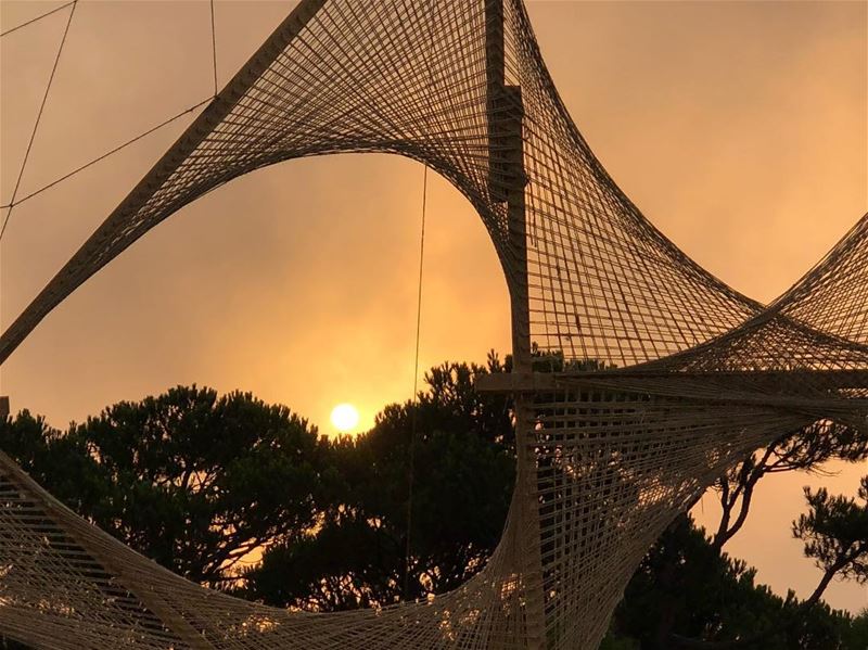 Un chateau qui flotte dans les airs au-dessus des tristes realites de la... (Beirut, Lebanon)