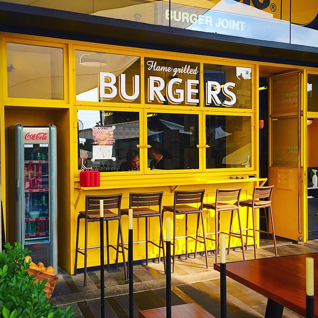 Une place pour chaque chose et chaque chose à sa place😊  iwashungry ... (Classic Burger- the Backyard)