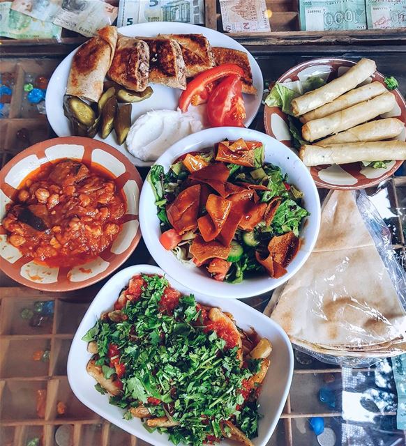 United Middle Eastern table. Which one is your fav? 🍲 Сегодня к х̶л̶е̶б̶о̶