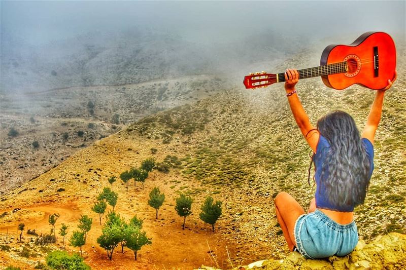 Up above the world so high, like a diamond in the sky 🎸🎶 picoftheday ... (As Sawaqi, Liban-Nord, Lebanon)