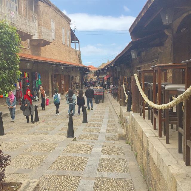 Va et Vient 🚶🏻🚶🏻🚶🏽‍♀️  touristshot  marketplace  byblos ... (Jbeil-Byblos)