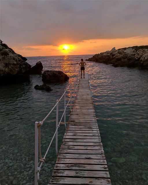 Vamos começar a semana com este pôr do sol no Mediterrâneo fotografado... (Al Jamal Resturant)