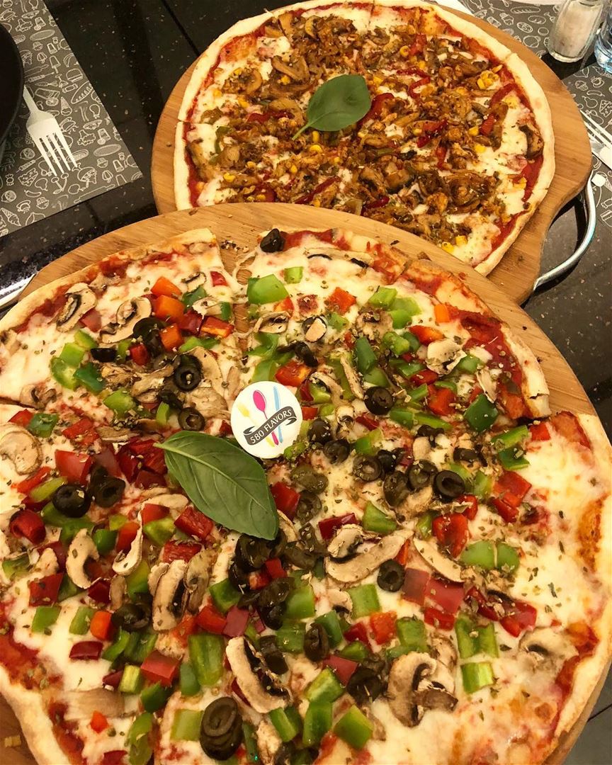 Vegetarian or Chicken Fajitas Pizza 🍕?! Akh both are so good 😊 🤦‍♀️ @hel (Atomic)