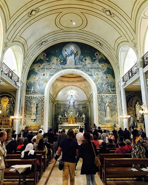 "Venez au pied de cet autel. Là, les grâces seront répandues sur toutes... (Chapel of Our Lady of the Miraculous Medal)