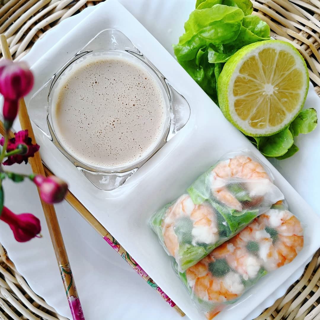 Vietnamese rice paper rolls with shrimps and peanut dipping sauce🥕🍋🍤🥜....