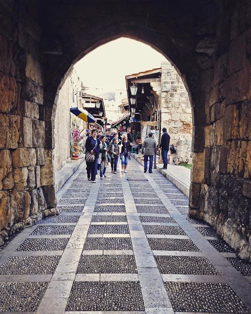Visitando a história no antigo bazar de Byblos (old souk), um dos destinos... (Byblos Old Souk)