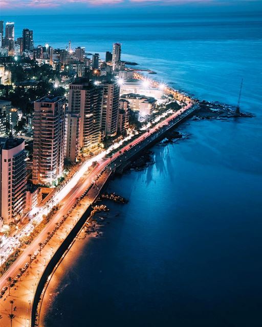 Vista aérea da maior avenida à beira-mar de Beirute, também conhecida como... (Beirut, Lebanon)