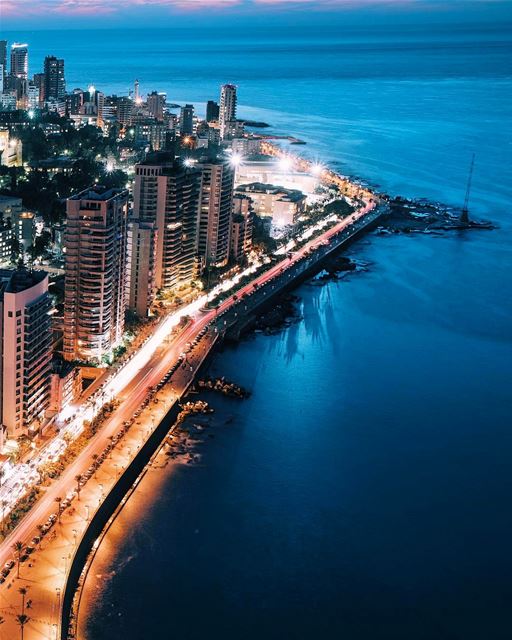 Vista aérea da maior avenida à beira-mar de Beirute, também conhecida como... (Beirut, Lebanon)