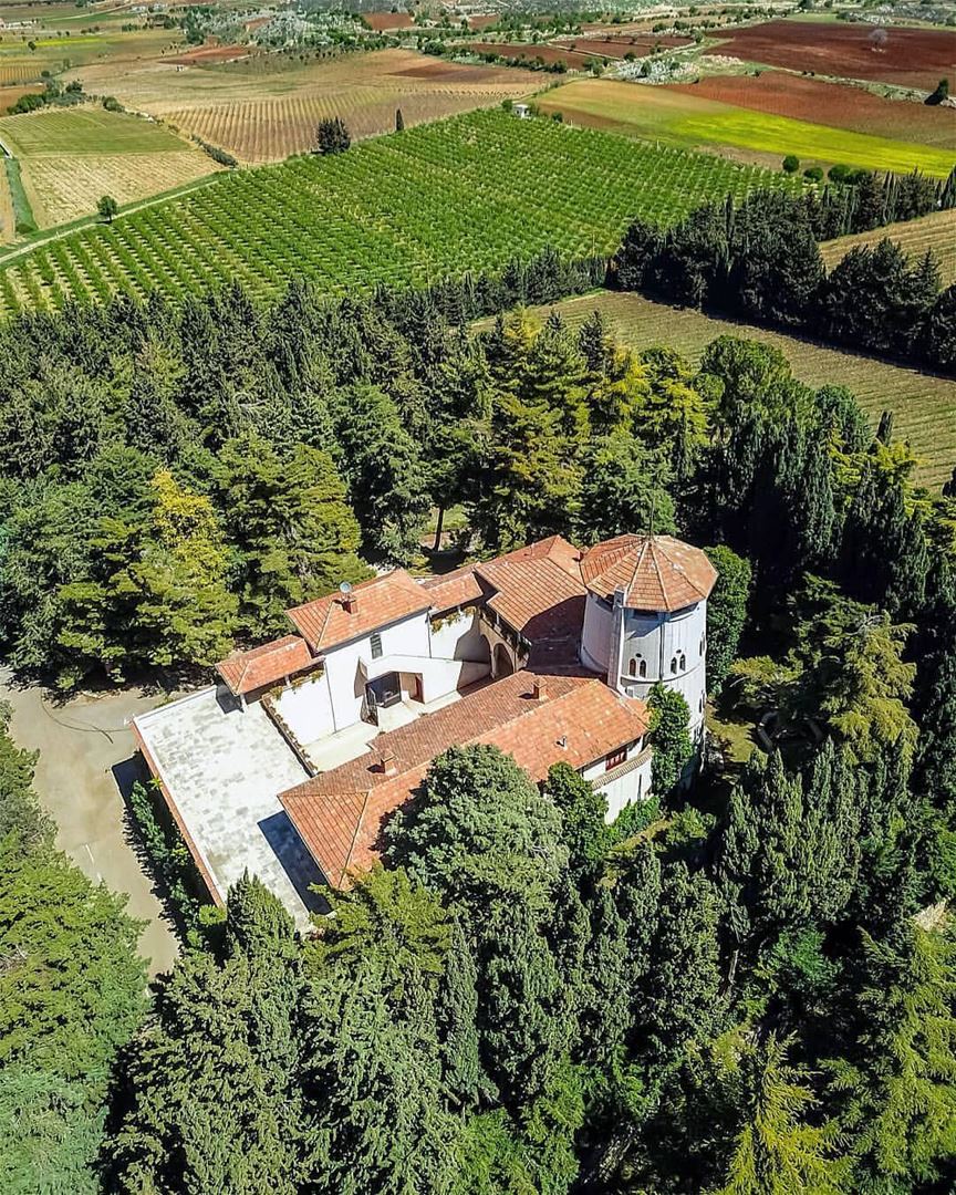 Vista aérea do chateau (castelo) de uma das vinícolas mais importantes do... (Château Kefraya)