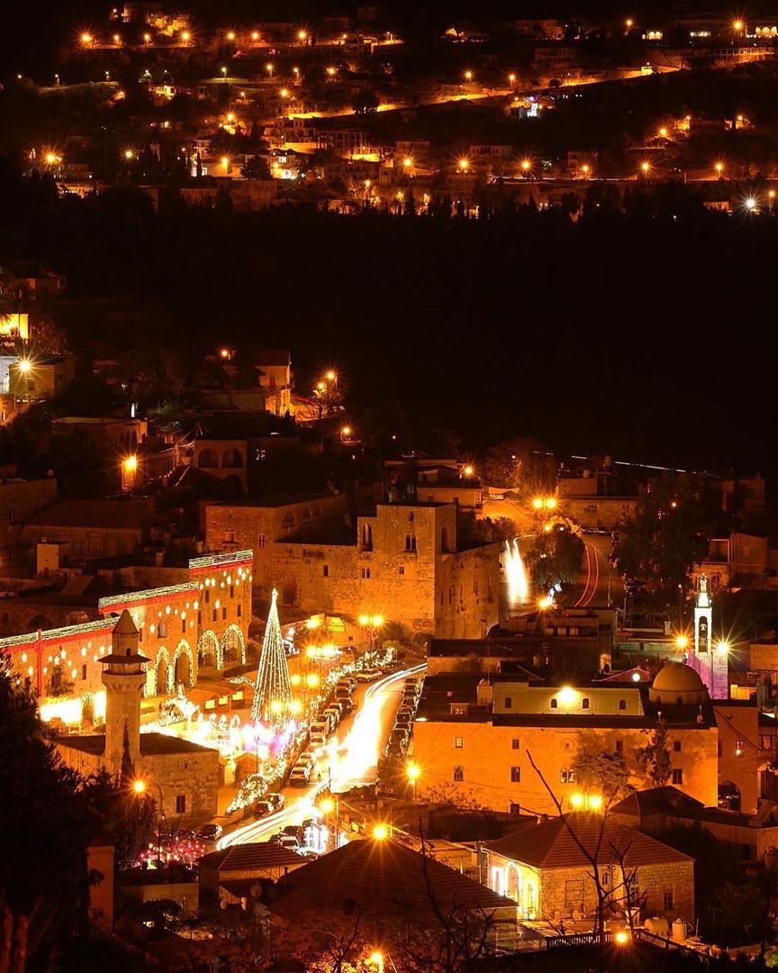 Vista do alto nesta época do ano, a cidade histórica de Deir El Qamar... (Deïr El Qamar, Mont-Liban, Lebanon)