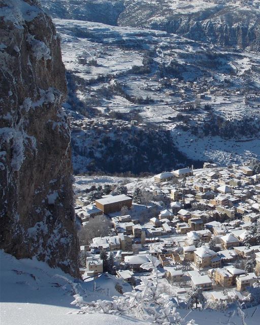 Vista impressionante do vilarejo montanhoso de Éden, Monte Líbano. Foto de... (Ehden, Lebanon)