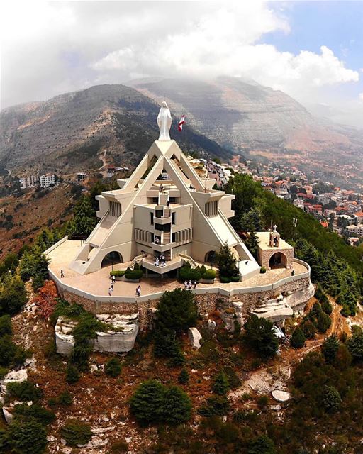 Vista panorâmica para o santuário da Virgem Maria em Éden, Líbano-Norte (Sa (Saydet El Hosn - Ehden)