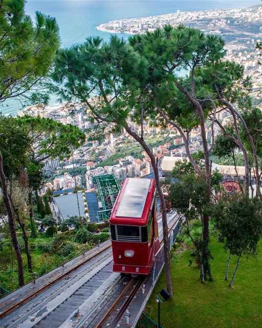 Você sabia que o Teleférico de Jounieh vai da avenida beira mar até o topo... (جونية - Jounieh)