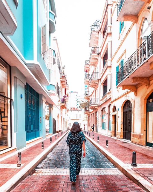 walking through the colorful streets of Beirut ☀️@americaneagleme....... (Beirut, Lebanon)