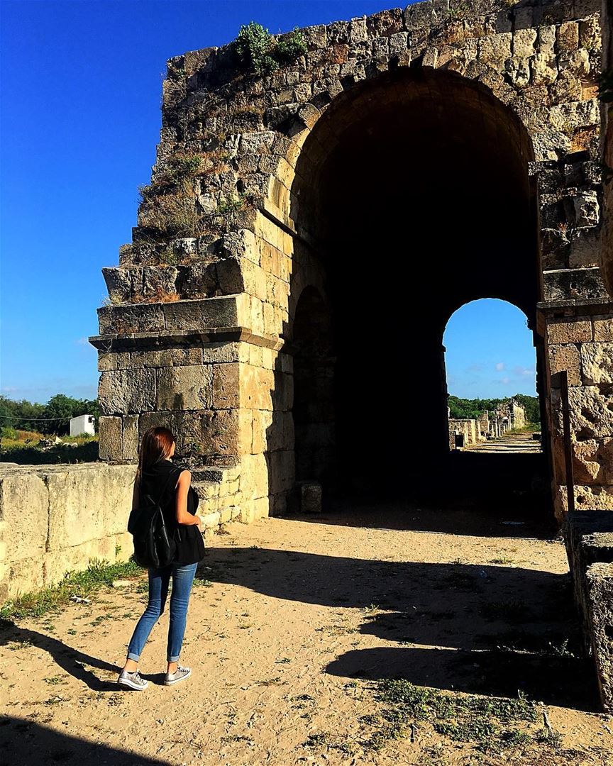 Walking through the past 🚶🏻‍♀️⏮  sour  tyr  southlebanon  lebanon  ruins... (Tyre, Lebanon)