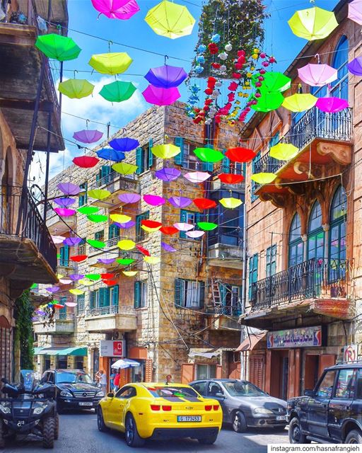 Wandering in the streets of  HasrounFlowerFestival2019 🌺💚💐💙🌷💜🦋💛... (Hasroun)