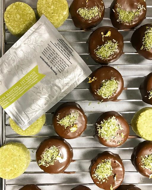 Want to learn how to make these superfood raw vegan MATCHA bounty bites? ☘️ (Mama Urth)