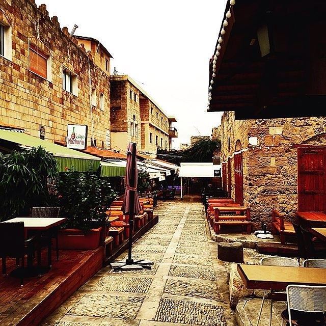 Warm smell of Byblos, rising up through the air