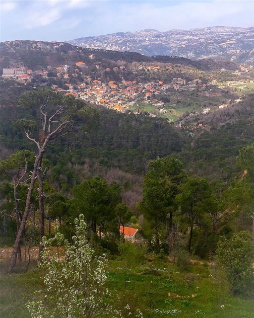 Waves of love to infinity and back  mountain  mountainlovers  valley ... (Ech Choueir, Mont-Liban, Lebanon)