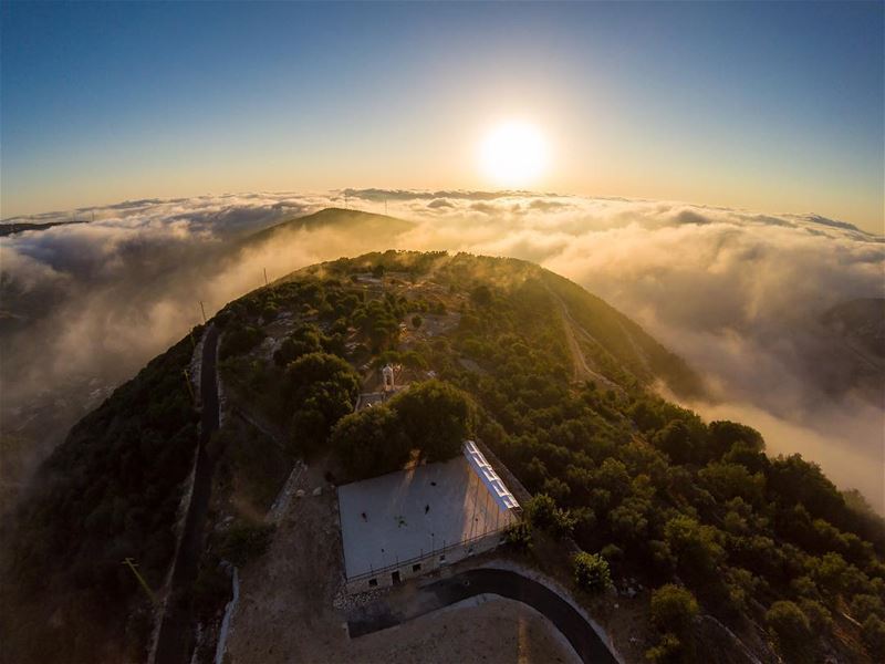 Way above the clouds 🌤🚁Ps: can you spot the human star? ⭐️..... (Lehfed)