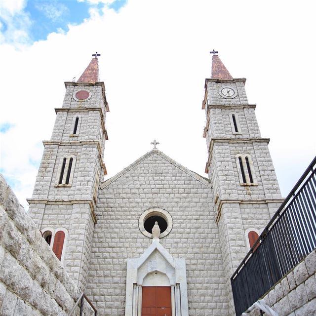 We come to  church not to hide our problems, but to heal... (Hadeth El Joubbe, Liban-Nord, Lebanon)
