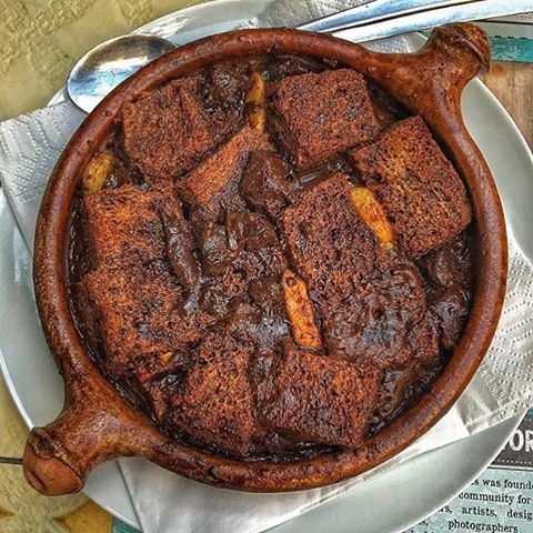 We will leave you tonight with this decadent chocolate bread pudding from @darbistroandbooks 😍 (Dar Bistro & Books)