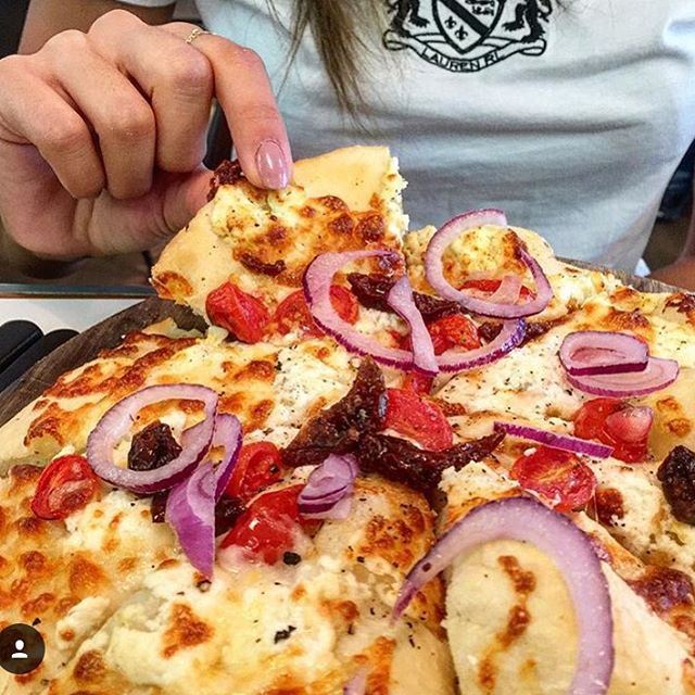 Well we all pretty much love pizza and cheese here in Lebanon so I think when you add a little love to the Pizza @weareurbanista with @sarah_de_menassa you can't go wrong with this!!! After all we Love Italian cuisine... (Urbanista abc Achrafieh)