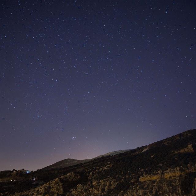 What a glorious greeting the stars give the mountains ! ⛰🌌 (Tannurin At Tahta, Liban-Nord, Lebanon)