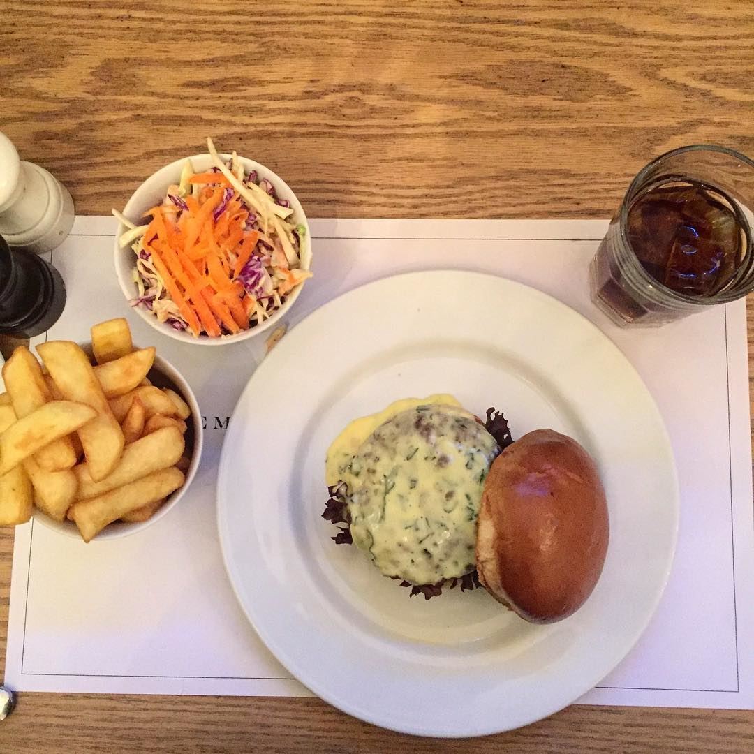 What  burger  heaven looks like! Bearnaise sauce,  fries  coleslaw @frostyp (Frosty Palace)