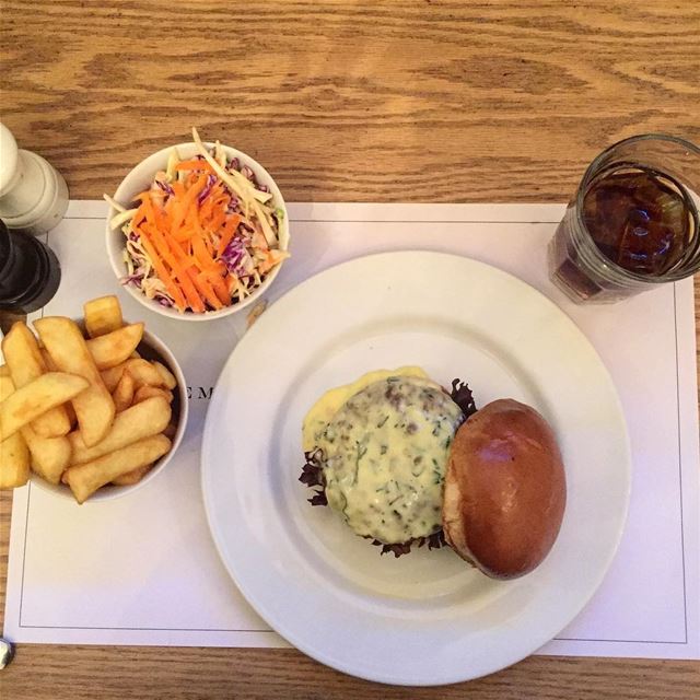 What  burger  heaven looks like! Bearnaise sauce,  fries  coleslaw @frostyp (Frosty Palace)