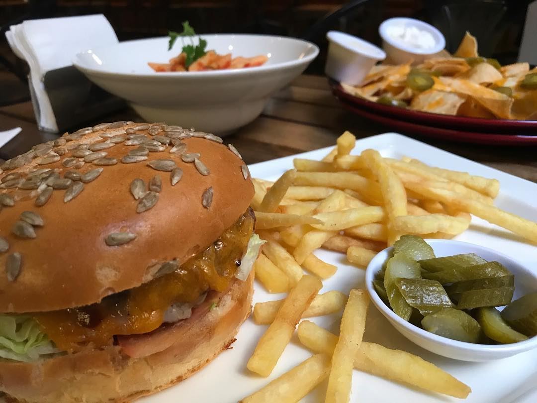 What is better than a cheese burger🍔&🍟?🤨Maybe the nachos or the pasta... (Propaganda Gin Room)