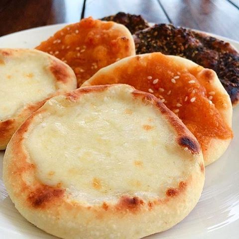 What's your favourite? 😍☀️ lebanoneats lebanon mankoushe manakish cheese cheeseporn // Credits to @its_foodtastic (Four Seasons Hotel Beirut)