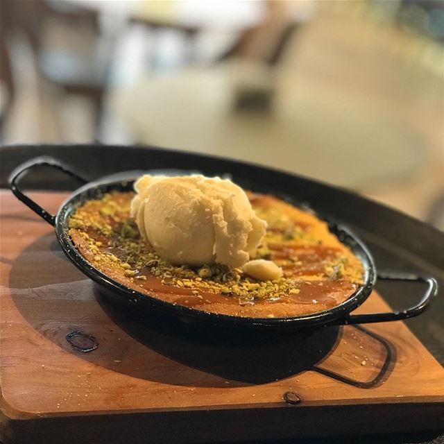 Whats better than a warm apple pie 🥧 topped with vanilla icecream 🍨😍😍... (Beirut, Lebanon)