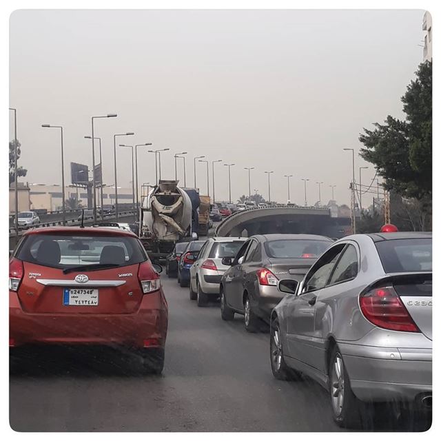 🇱🇧 when in traffic uglybeirut  urban  uglycity  beirut  lebanon ... (Naher El-mot)