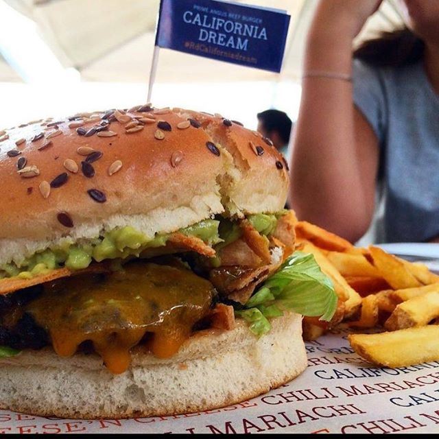 When it comes to Burger no one does it better than the Lebanese.... (Roadster Diner Jbeil)