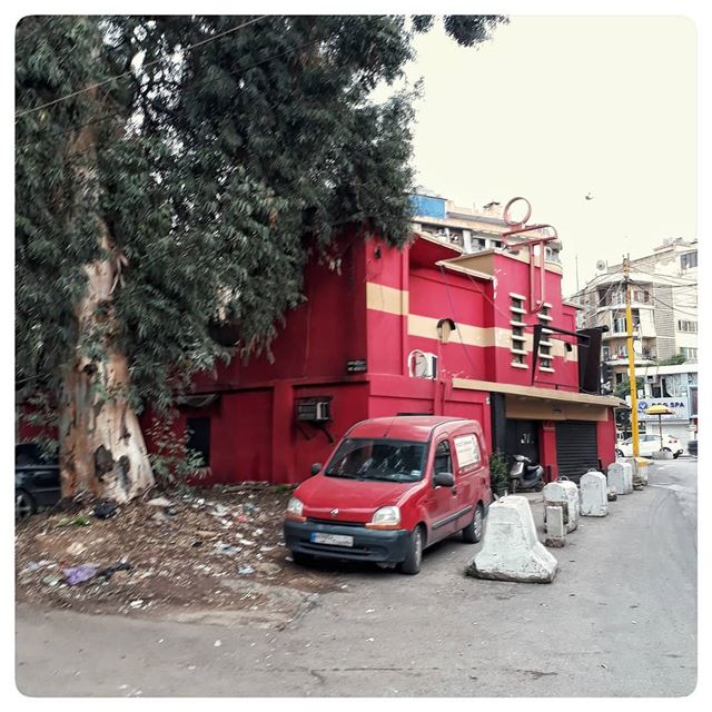 🇱🇧 when it is so red uglybeirut  uglycity  beirut  lebanon  urbandecay... (Burj Hammud)
