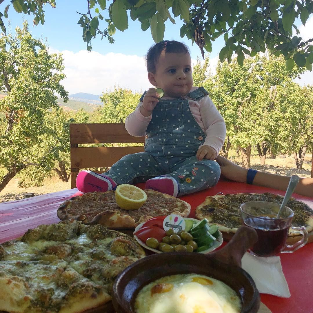 When the daughter 👧of my friend 👯‍♀️decides to join us for breakfast 🍳... (Ejjet Semaan, Ehden)