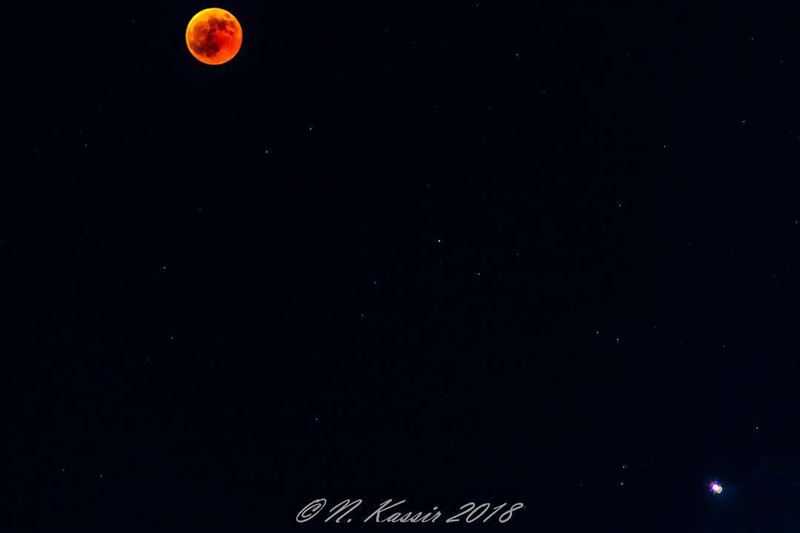 When the moon and  Mars decide to show up in one shot  blood  eclipse ... (Sinn Al Fil, Mont-Liban, Lebanon)
