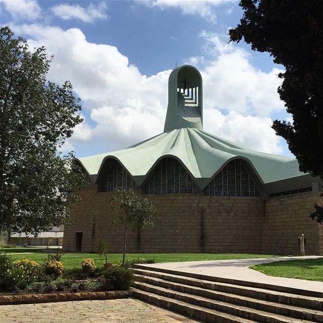 When the  sun decides to make an appearance ☀️☀️ and makes an  exceptional... (Collège Notre-Dame de Jamhour)