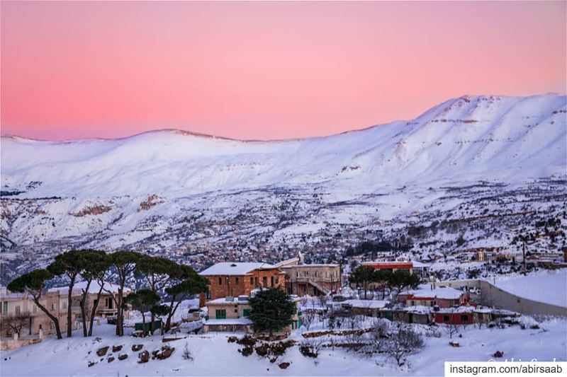 When the sun paints the sky in shades of pink on sunset time over the... (Hadath Al Jubbah, Liban-Nord, Lebanon)