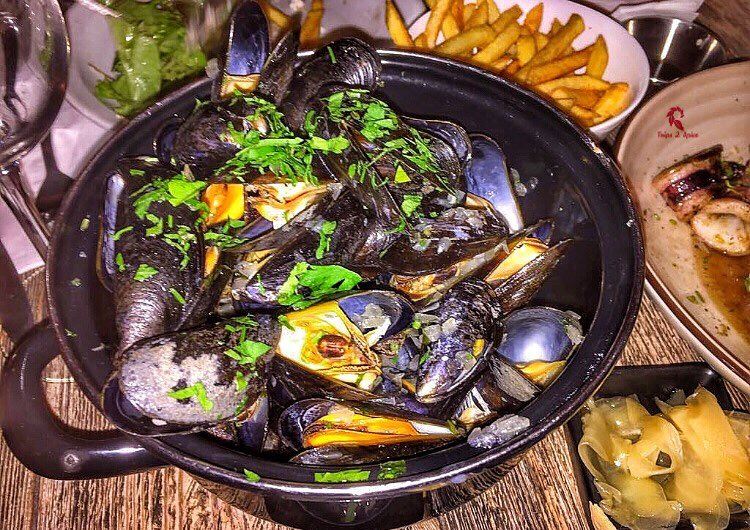 When you definitely know it’s winter 😍 Don’t miss this “Moules & frites” ☺ (Mar Mikhaël)