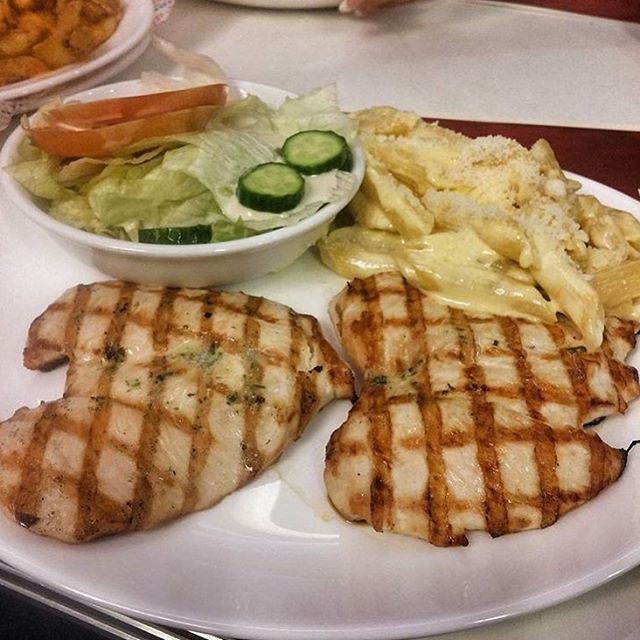 When you'er grilling it's all about chilling Hayette!!!! (Roadster Abc Achrafieh)