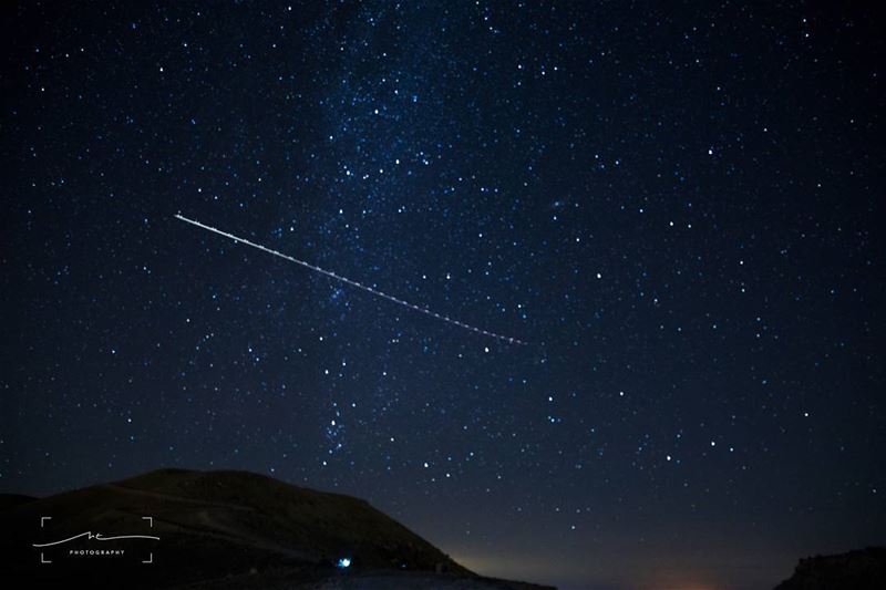 When you wait for a shooting star and a plane passes by ✈✈✈ (3youn Orghosh)
