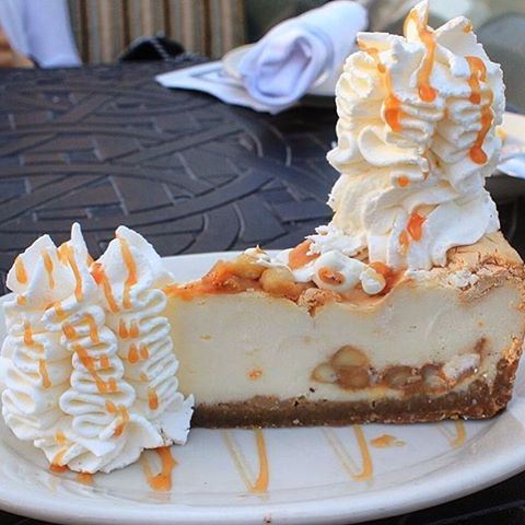 White chocolate caramel macadamia nut cheesecake 😍😱❤️ Photo credits @thekobenavy (Cheesecake Factory - Verdun)