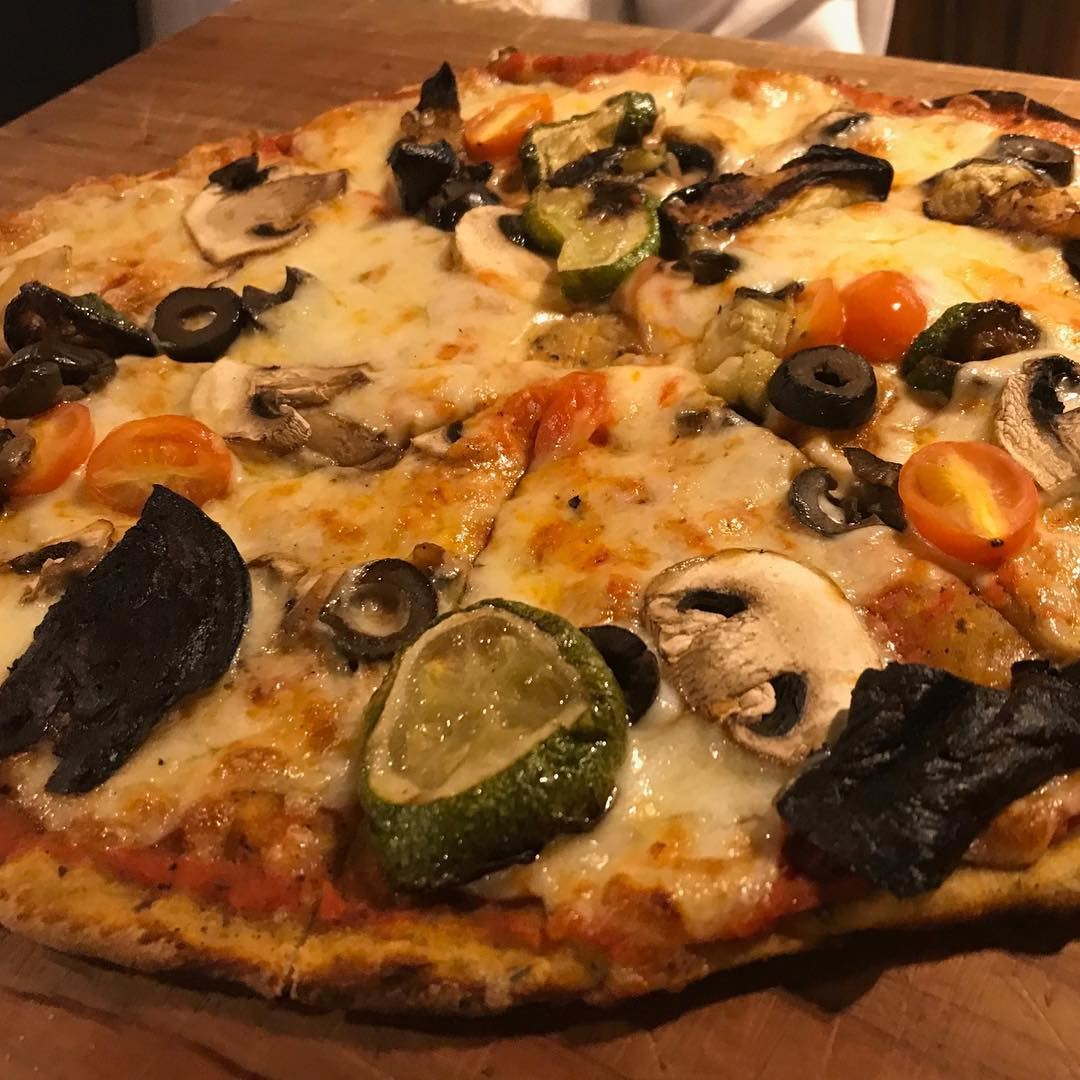 Who can say no for everyday pizza ?? 🍕 🇮🇹 🇱🇧!!  pizza  zucchini ... (Ad Dikwani, Mont-Liban, Lebanon)