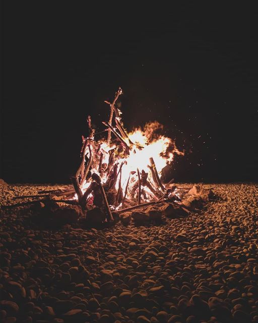 Who else loves the smell of a campfire? 🔥  deefordiscovery ...Campfire... (Al Batrun, Liban-Nord, Lebanon)