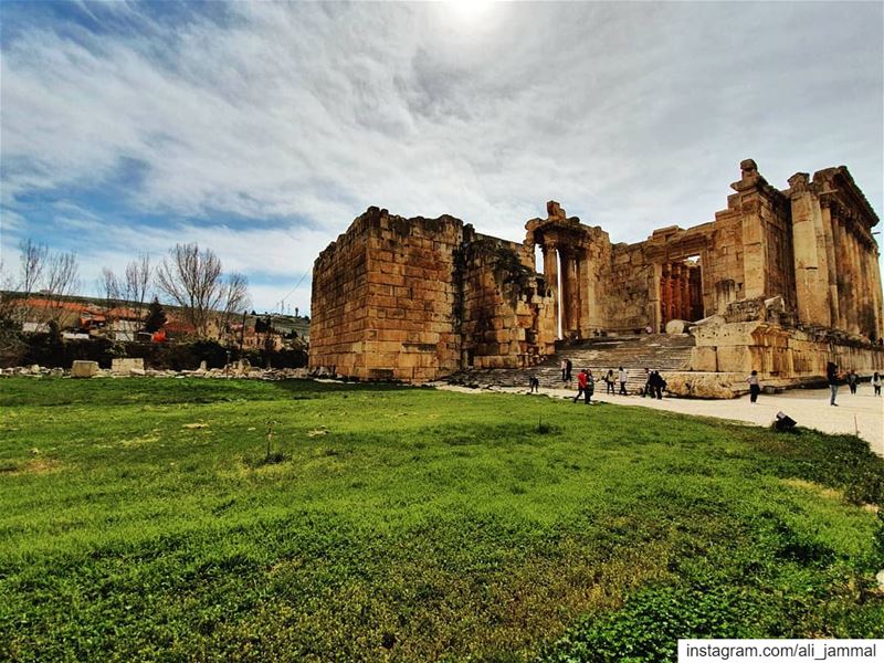 Who had built this greatness? lebanon  baalbeck  baalback  temples ... (Baalbek , Roman Temple , Lebanon)